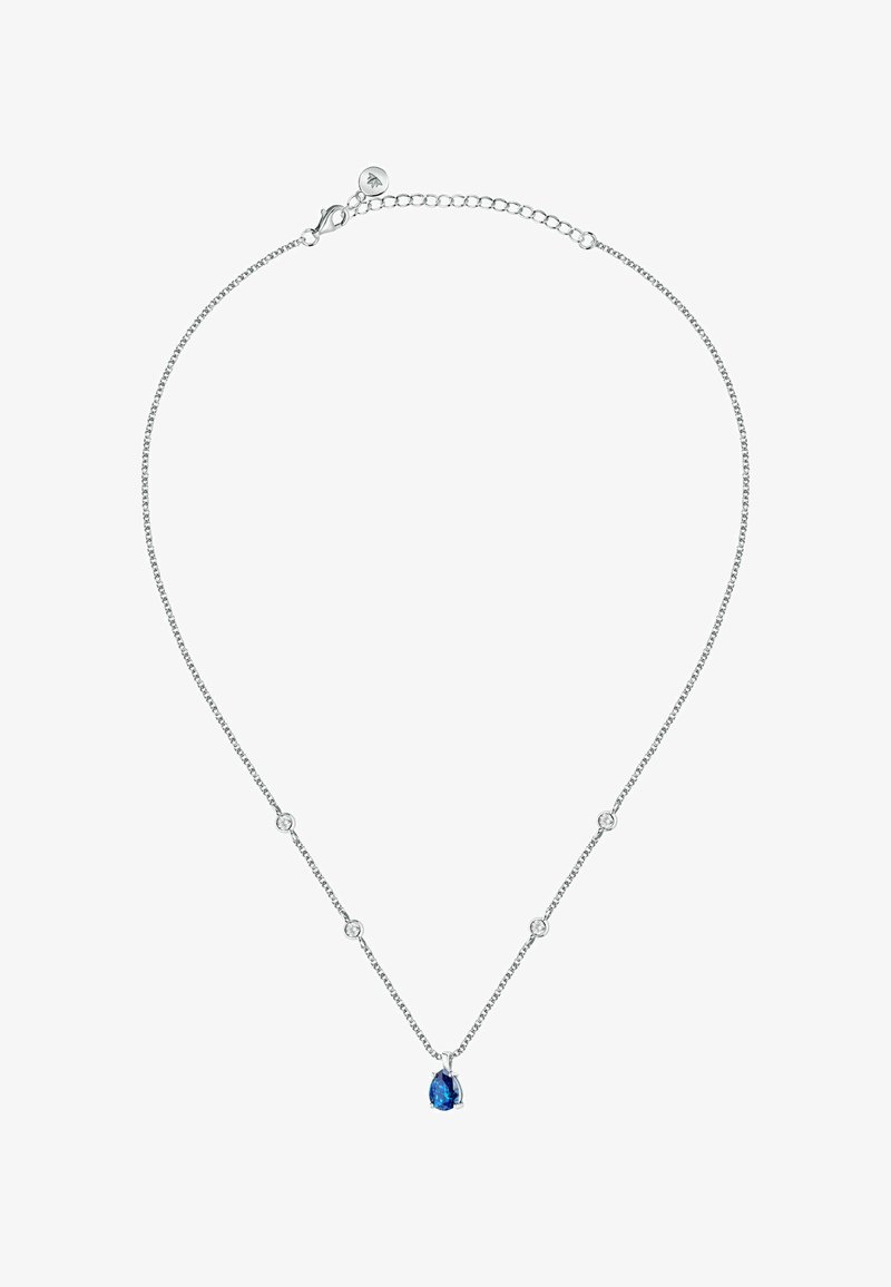 Collana in argento sterling con una preziosa pietra blu a forma di pera al centro, circondata da piccoli accenti rotondi. Catena delicata con chiusura regolabile.