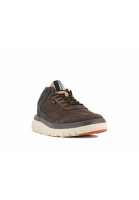 Sneaker in suede e rete marrone con una spessa suola bianca, accenti arancioni e lacci neri. Presenta il logo sulla linguetta e sul lato.