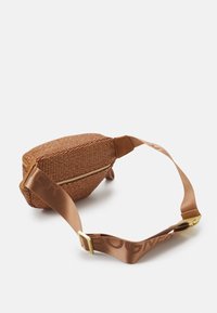 Borsa intrecciata di colore marrone con chiusura a zip, texture liscia e una larga tracolla beige con la scritta "BOGNER" in lettere impresse. Dettagli in tonalità oro.