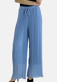 Jasnoniebieskie plisowane spodnie o szerokich nogawkach wykonane z lekkiego materiału, z elastycznym pasem ze sznurkiem do regulacji.