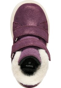 Zapatilla de ante morada con acabado metálico, cuenta con dos correas de Velcro, suave forro de piel de oveja blanca y suela de goma. Tamaño 21 indicado.