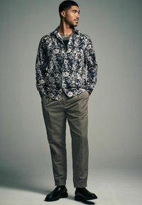 Next REGULAR FIT KEW COLLECTION FLORAL LONG SLEEVE SINGLE CUFF  - Skjorter - black mono