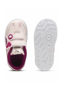 Ljusrosa småbarnsskor med Hello Kitty-mönster. Har en kardborreband, lila detaljer och en vit texturerad sula.