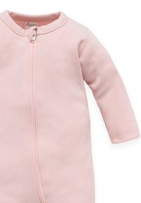 Lichtroze zip-up romper met lange mouwen, voorzien van een ronde halslijn en een zachte stoftextuur. Eenvoudig ontwerp, minimale details.