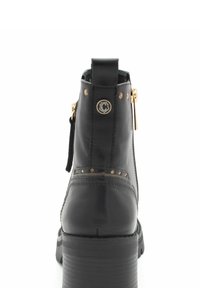 Botas de cuero negras hasta el tobillo con un acabado texturizado, acentos de hardware dorado, punta redondeada y tacón bajo cuadrado. Incluyen cremallera lateral y detalle con logotipo.