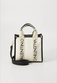 Μικρή ορθογώνια τσάντα ώμου από κρεμ καμβά με μαύρες άκρες, δύο κοντές λαβές με το κείμενο "VALENTINO" και αποσπώμενο μαύρο ιμάντα ώμου.