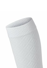 Weißer Kompressionsärmel aus strukturiertem Material mit einem Rautenmuster; ausgestattet mit einem gerippten Bündchen für einen sicheren Sitz oben.