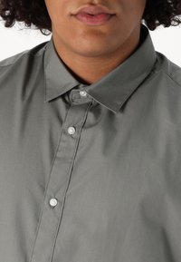 Jack & Jones JJJOE PLAIN NOOS - Camisa - castor gray