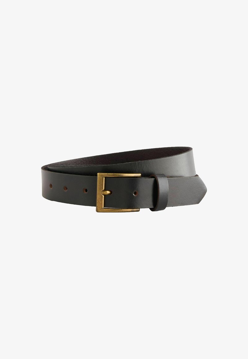 Ceinture en cuir noir avec une texture lisse, dotée d'une boucle en métal doré et de plusieurs trous pour ajustement. Design avec une extrémité effilée.