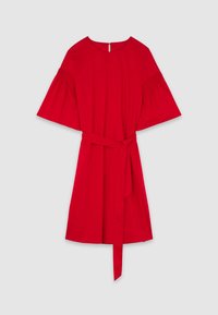 Rotes knielanges Kleid mit breiten, ausgestellten Ärmeln, elastischen Rüschen, rundem Ausschnitt und bindbarem Taillengürtel.