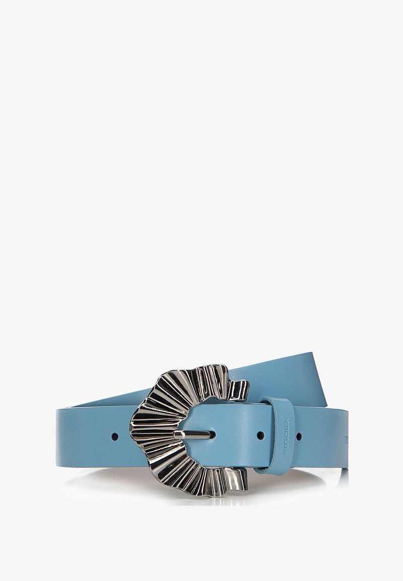 Ceinture en cuir bleu clair avec une boucle froncée en métal argenté. Présente une texture lisse et trois trous pour un ajustement.