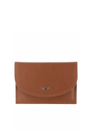 Portefeuille en cuir marron avec rabat incurvé, coutures détaillées et petit logo argenté centré sur le devant.