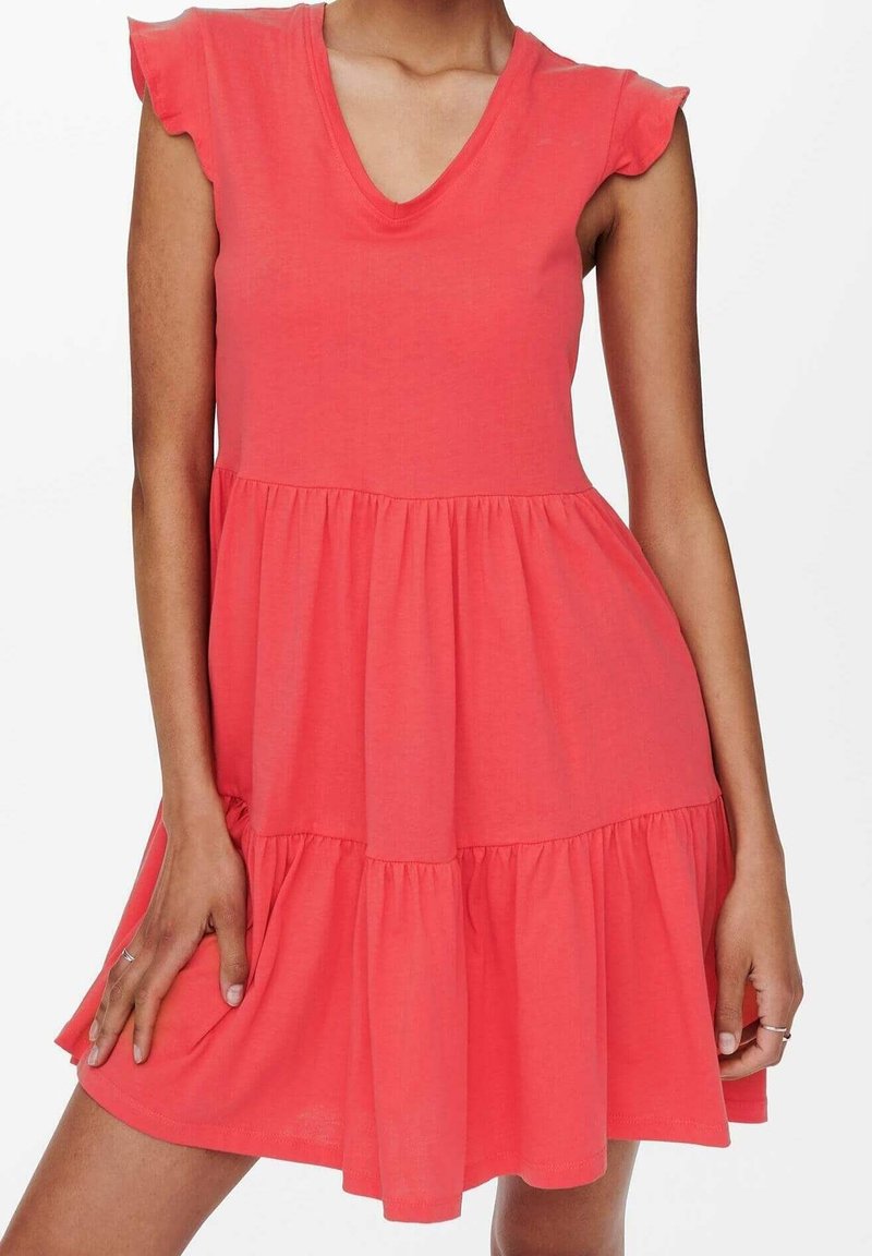 Robe corail en tissu doux, avec un col en V, des manches courtes à volants, et une jupe à volants avec des accents froncés.