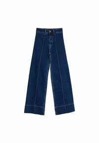 Pantalones de denim de pierna ancha en azul medio, con costuras blancas en contraste y un cierre de botones en la parte delantera. La tela tiene una textura clásica de vaqueros.