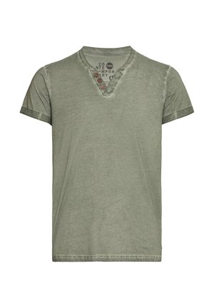 Olijfgroene T-shirt met korte mouwen, een V-hals en drie bruine knoopaccenten. Zachte, textuurachtige stof met een licht versleten uitstraling.