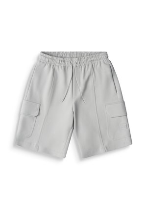 Pantaloncini cargo grigio chiaro con vita elastica, coulisse, tasche a patta laterali e una discreta toppa con logo sulla tasca destra.