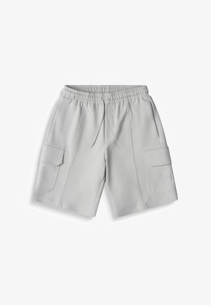 Pantalones cortos cargo gris claro con cintura elástica, cordón ajustable, bolsillos laterales con solapa y parche de logo sutil en el bolsillo derecho.