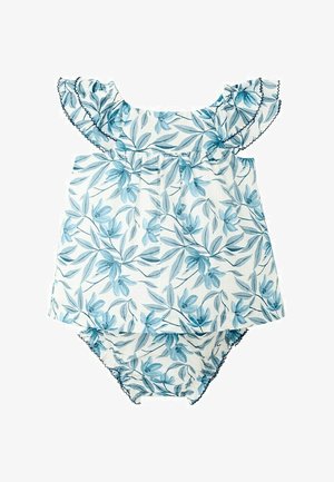 Biele detské body s modrým kvetinovým vzorom, s volánikovými rukávmi a zodpovedajúcimi krátkymi nohavičkami s jemným volánikovým lemom.