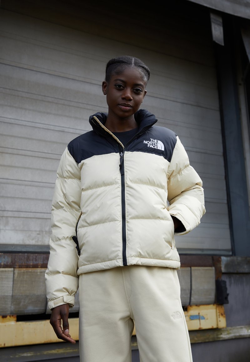 The North Face RETRO NUPTSE JACKET - Casaco de penas - gravel