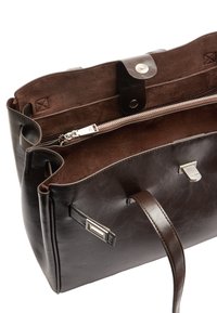 Brązowa skórzana torebka z brązową welurową podszewką, srebrnym zamkiem błyskawicznym, zapięciem na magnes oraz kontrastowymi akcentami metalowymi.