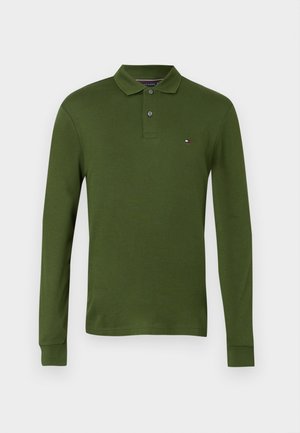 Polo a maniche lunghe verde realizzato in cotone con una pattina a tre bottoni e un piccolo logo accento sul lato sinistro del petto. Texture liscia.