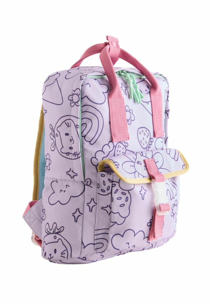 Lila ryggsäck med tecknade mönster, rosa remmar, gula accenter och dragkedja. Har ett framficka med lock och nätpanel på baksidan.