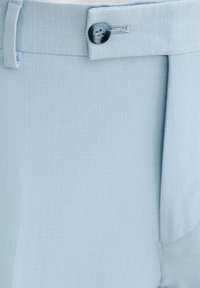 Jasnoniebieskie spodni o dopasowanym kroju wykonane z teksturowanej tkaniny, z zapięciem na guzik, pętlami na pasek i wyprasowaną fałdą z przodu dla eleganckiego wyglądu.