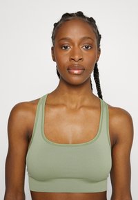 Athleta AURORA SCOOP BRA A-C - Sutiã desportivo de suporte ligeiro - eucalyptus olive