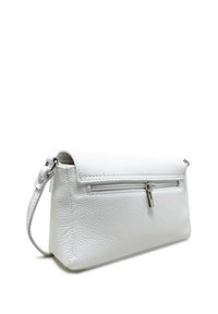 Borsa a tracolla in pelle bianca con chiusura a zip, design piatto, hardware silver e tasca frontale con zip.