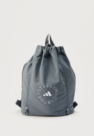 Grijze rugzak met trekkoord, gemaakt van lichtgewicht stof, met een rond logodesign, verstelbare riemen en een bovenkant die samengetrokken kan worden.