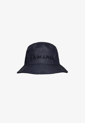 Czarna kapelusz z szerokim rondem i wyszywanym napisem „LA MANIA” na środku przedniej części.