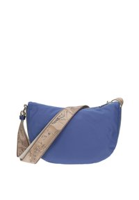 Borsa a tracolla blu in nylon con forma curvata, dotata di una tracolla beige decorata che ricorda una mappa. Include una chiusura con zip argentata.