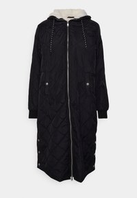 Abrigo largo acolchado negro con capucha, que cuenta con un suave forro blanco, cierre frontal de cremallera y detalles de botones a presión en el dobladillo y los puños.