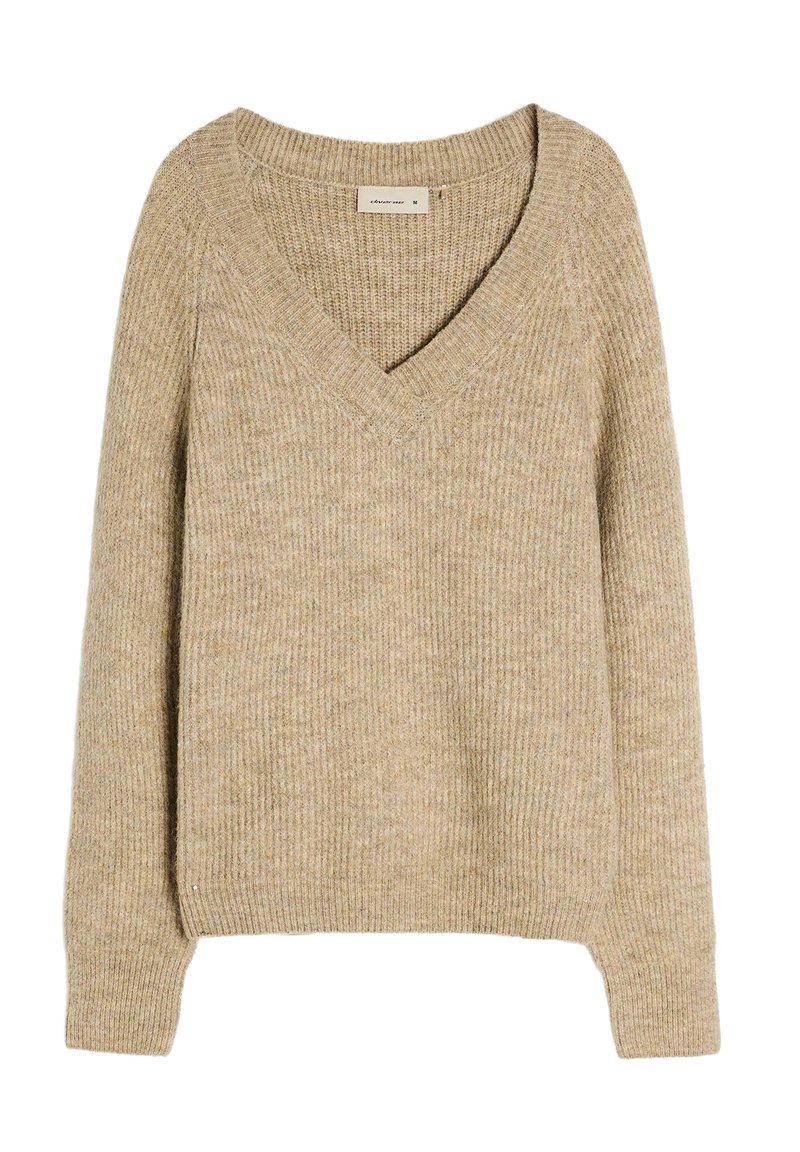 Beżowy sweter dziergany z dekoltem w serek, prążkowaną teksturą, opadającymi ramionami i luźnym krojem. Miękki materiał o ciepłym wyglądzie.