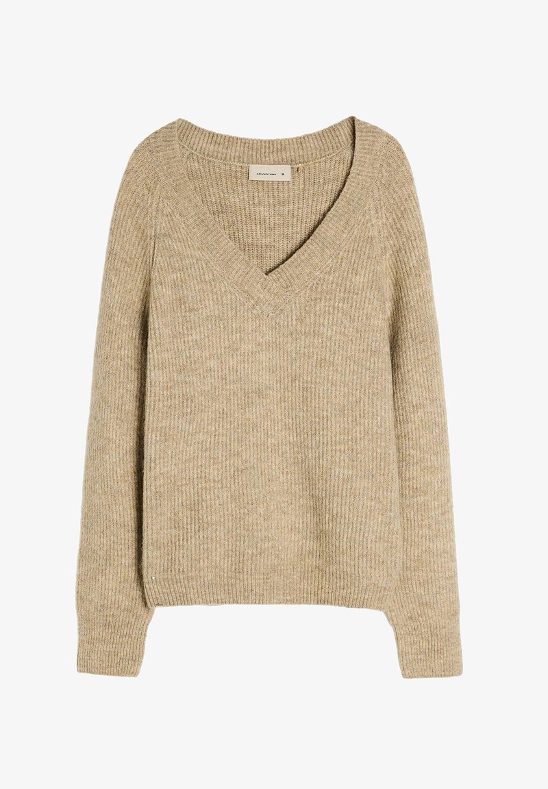 Beżowy sweter dziergany z dekoltem w serek, prążkowaną teksturą, opadającymi ramionami i luźnym krojem. Miękki materiał o ciepłym wyglądzie.