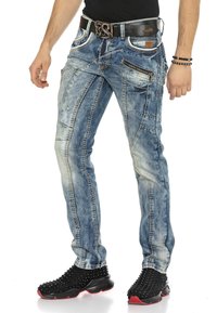 Jean-Hose aus verblasstem blauem Denim mit mehreren Nähten und schmaler Passform. Verfügt über Reißverschlusstaschen und einen schwarzen, glänzenden Gürtel mit einer dekorativen Schnalle.