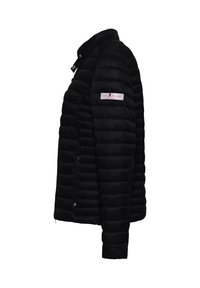 Zwarte doorgestikte donzen jas met hoge kraag, zijritszak en een klein logopatch op de bovenarm.