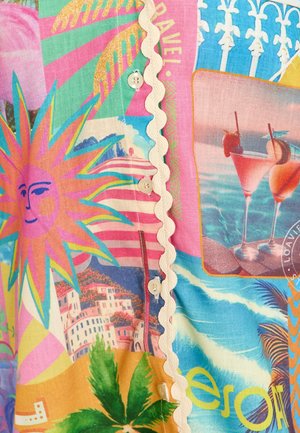 Chemise en coton colorée avec un graphique de soleil, des motifs tropicaux vibrants, un bord festonné et des boutons sur le devant.