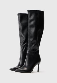 Schwarze Overknee-Stiefel aus glattem Leder, mit spitzem Zehenbereich und hohen Stiletto-Absätzen, ausgestattet mit einem seitlichen Reißverschluss.