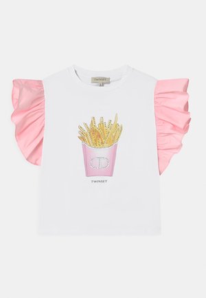 Biały t-shirt z różowymi satynowymi marszczonymi rękawami. Na przodzie znajduje się ilustracja frytek w różowym kubku z dodatkiem cyrkonii, opatrzona napisem „TWINSET”.