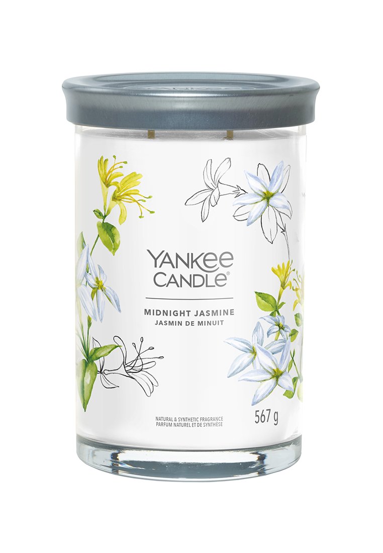 Barattolo di candela in vetro trasparente con coperchio in metallo. Illustrazioni floreali con accenti verdi e blu. L'etichetta riporta "Yankee Candle Midnight Jasmine," 567 g.
