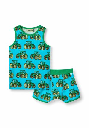 Ensemble débardeur et shorts bleu en coton, avec des motifs de tracteurs verts. Une bordure verte autour du cou et de la taille ajoute du contraste.