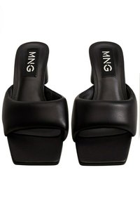 Czarne klapki na odkrytej palcach z teksturowanym, szerokim paskiem górnym i masywnym, prostokątnym obcasem. Logo widoczne na wkładce.