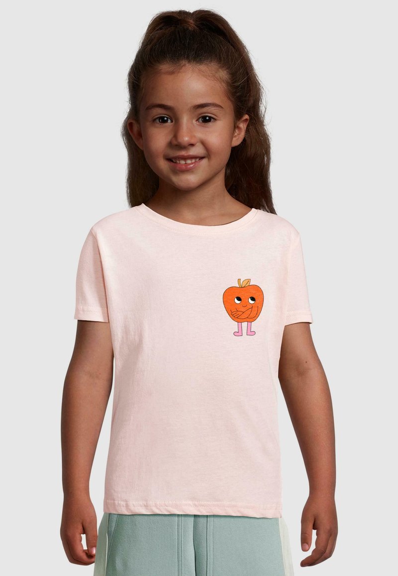 Lys pink bomulds t-shirt med en tegneserieorange med øjne og arme, placeret på venstre side. Korte ærmer og rund halsudskæring.