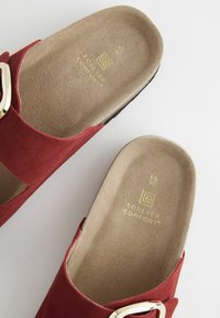 Next DOUBLE STRAP - Matalakantaiset pistokkaat - red