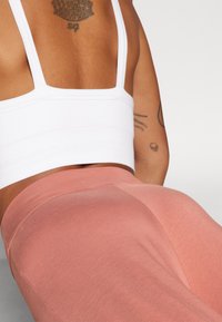 Yogasearcher RAVANA FLOWY PANTS - Donji dijelovi trenirke - cedar
