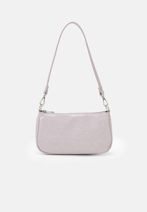 Borsa in similpelle effetto coccodrillo rosa chiaro con texture liscia, forma sottile e tracolla rimovibile. Chiusura con zip sulla parte superiore.