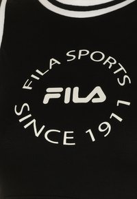 Top corto atlético negro con texto blanco que dice "FILA SPORTS" y "SINCE 1911" en un diseño circular. Tela sólida con ribete blanco.