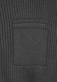 Tissu noir tricoté avec une texture côtelée, présentant un détail de poche rectangulaire au centre. Des fils épais et doux créent de la profondeur.