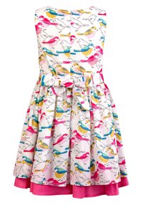 Sukienka bez rękawów wykonana z bawełny, z białym tłem, ozdobiona wielokolorowym nadrukiem ptaków oraz różowym wykończeniem na dolnej krawędzi i detalem w postaci kokardy w pasie.